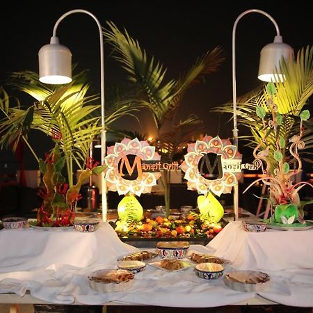 Park Lane Hotel لاهور المظهر الخارجي الصورة A buffet at a resort