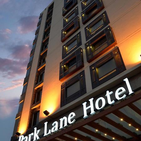 Park Lane Hotel لاهور المظهر الخارجي الصورة The hotel at night