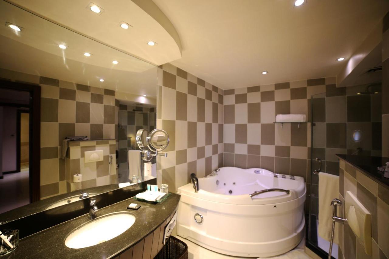 Park Lane Hotel لاهور المظهر الخارجي الصورة A modern bathroom