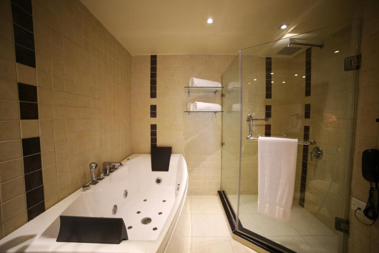 Park Lane Hotel لاهور المظهر الخارجي الصورة A modern bathroom