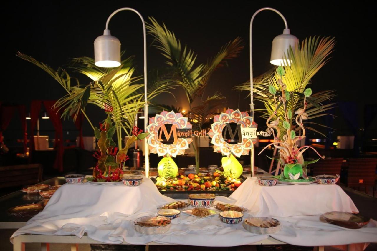 Park Lane Hotel لاهور المظهر الخارجي الصورة A buffet at a resort