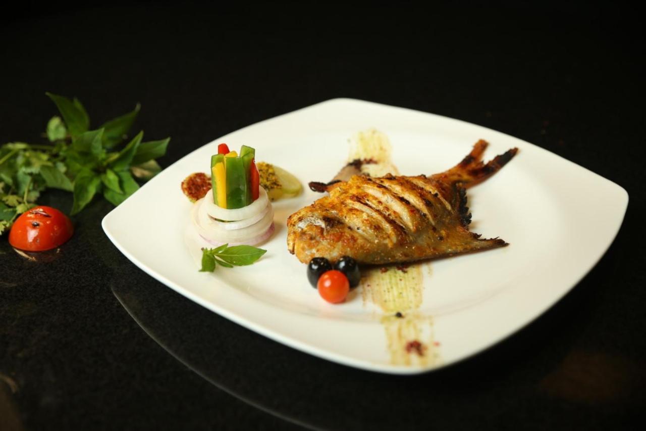 Park Lane Hotel لاهور المظهر الخارجي الصورة A prepared John Dory