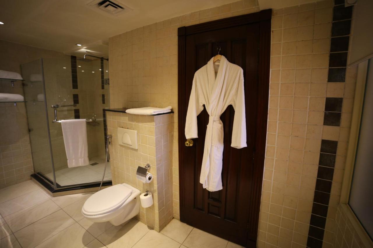 Park Lane Hotel لاهور المظهر الخارجي الصورة A bathrobe hanging on a door