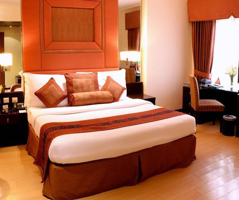 Park Lane Hotel لاهور المظهر الخارجي الصورة A bedroom at the hotel
