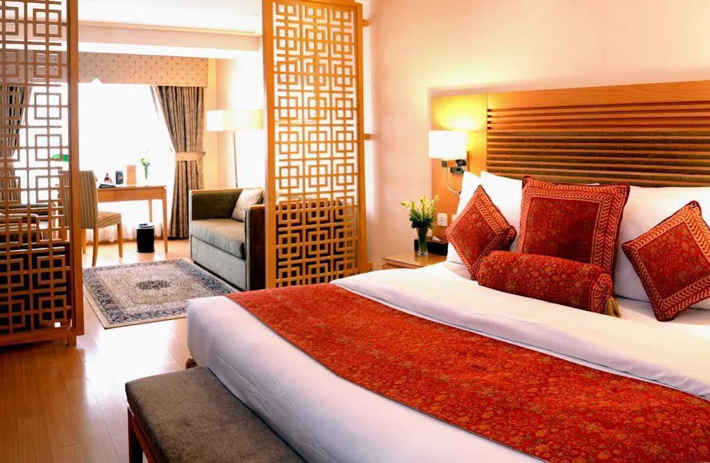Park Lane Hotel لاهور المظهر الخارجي الصورة A room at the hotel