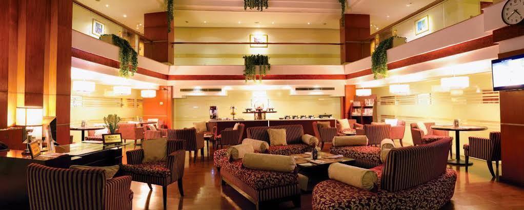 Park Lane Hotel لاهور المظهر الخارجي الصورة The lobby of the hotel