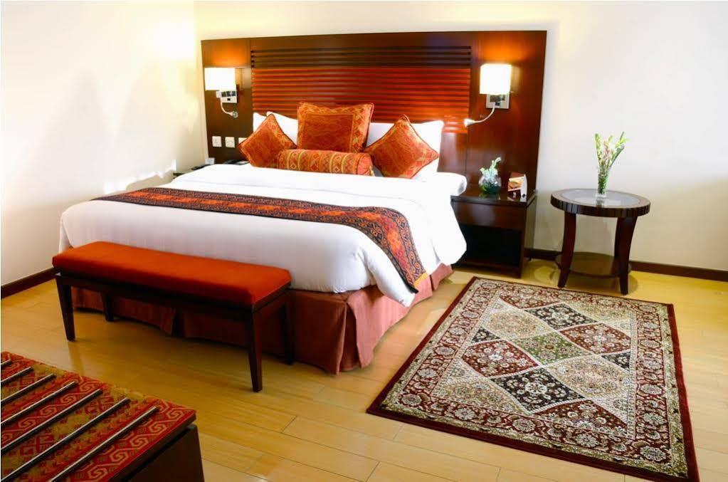 Park Lane Hotel لاهور المظهر الخارجي الصورة A bedroom at the hotel