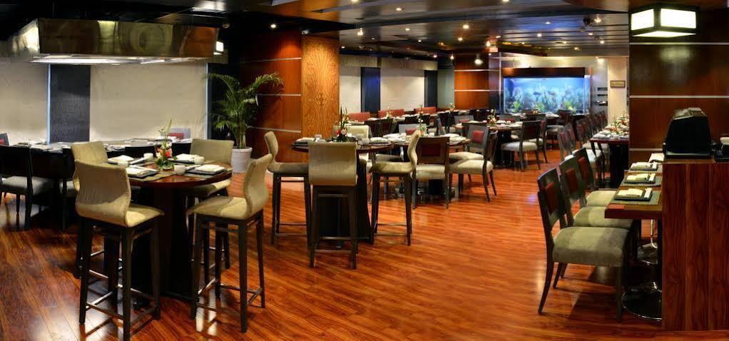 Park Lane Hotel لاهور المظهر الخارجي الصورة The interior of a restaurant