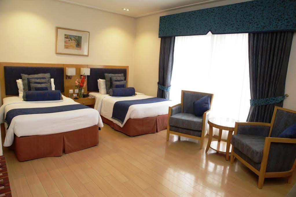 Park Lane Hotel لاهور المظهر الخارجي الصورة A room at the hotel