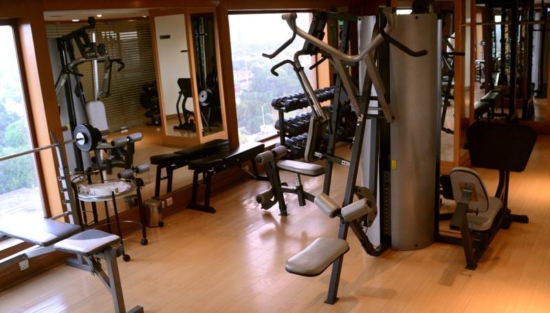 Park Lane Hotel لاهور المظهر الخارجي الصورة A gym in a hotel