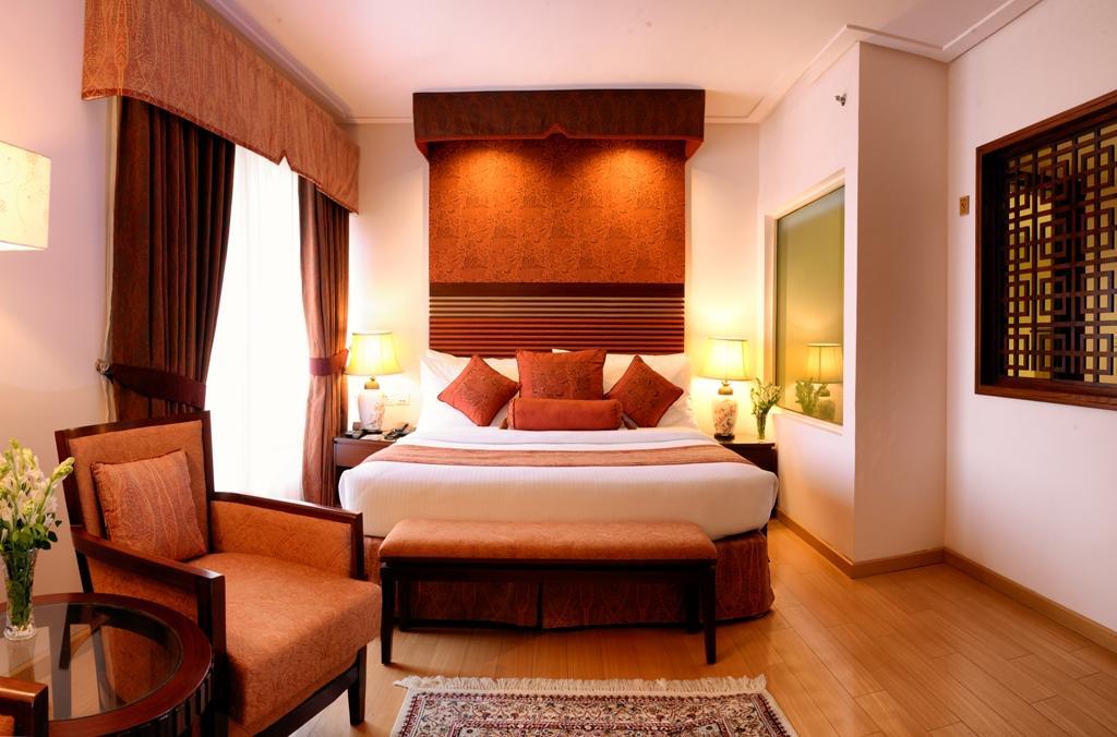 Park Lane Hotel لاهور المظهر الخارجي الصورة A bedroom at the Taj Mahal Palace