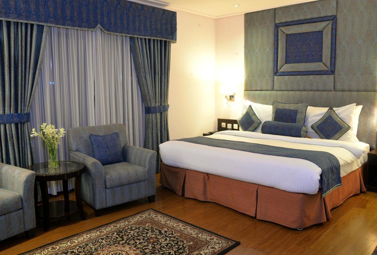 Park Lane Hotel لاهور المظهر الخارجي الصورة A room at the hotel