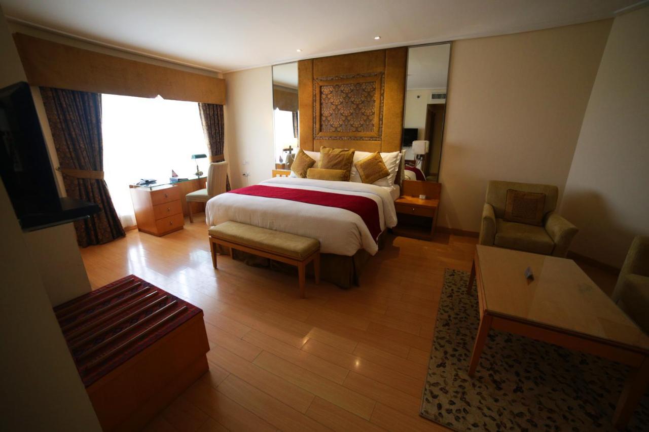 Park Lane Hotel لاهور المظهر الخارجي الصورة A room at the Taj Bengal