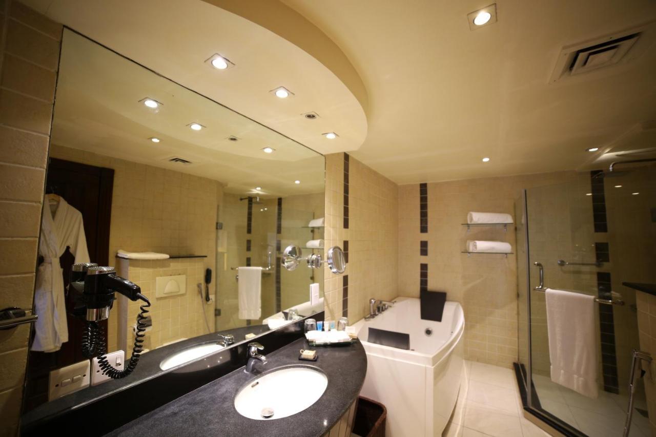 Park Lane Hotel لاهور المظهر الخارجي الصورة A bathroom in a hotel