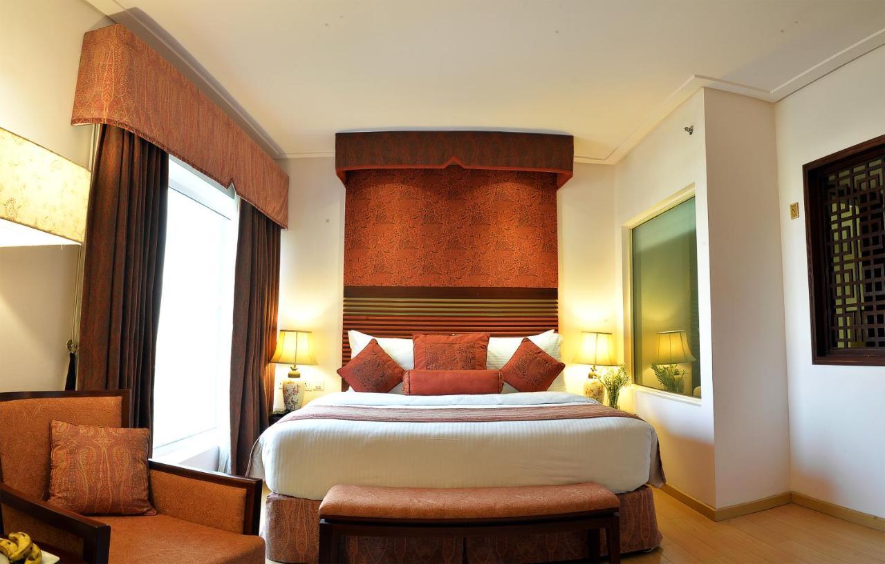 Park Lane Hotel لاهور المظهر الخارجي الصورة A bedroom at the Taj Bengal