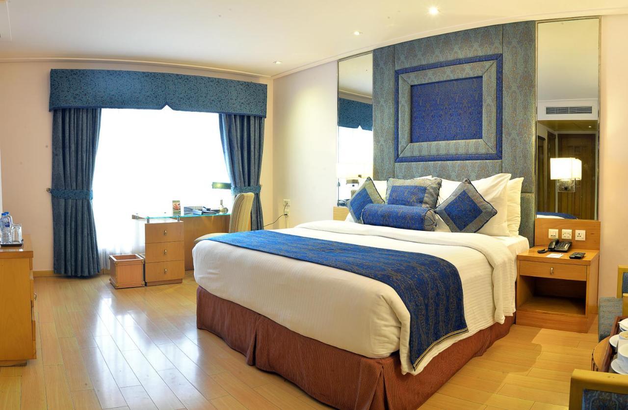 Park Lane Hotel لاهور المظهر الخارجي الصورة A bedroom at the hotel