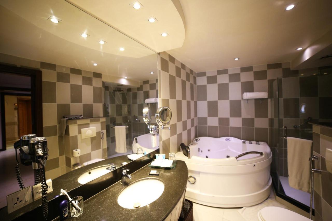 Park Lane Hotel لاهور المظهر الخارجي الصورة A modern bathroom