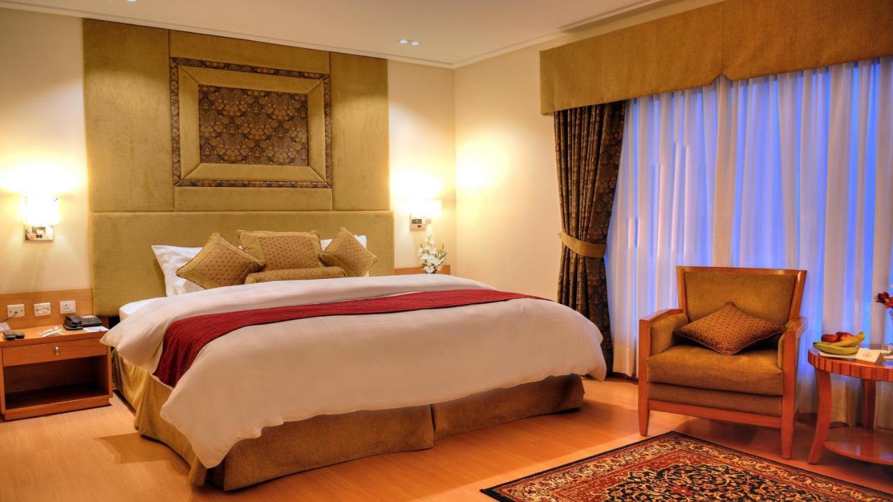 Park Lane Hotel لاهور المظهر الخارجي الصورة A bedroom at the hotel