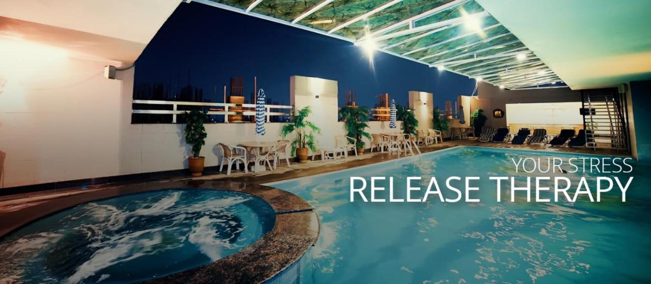 Park Lane Hotel لاهور المظهر الخارجي الصورة The pool at the 10th floor of the hotel