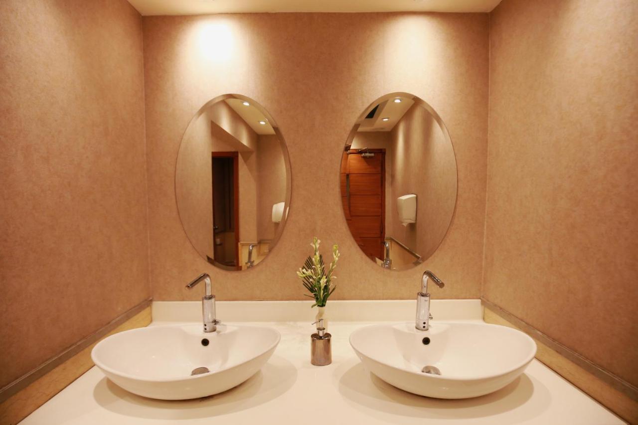Park Lane Hotel لاهور المظهر الخارجي الصورة Bathroom