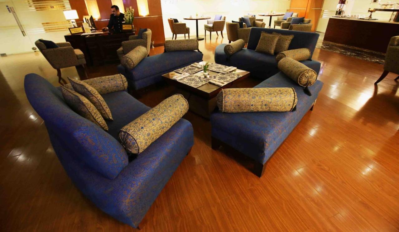 Park Lane Hotel لاهور المظهر الخارجي الصورة The lounge at the airport