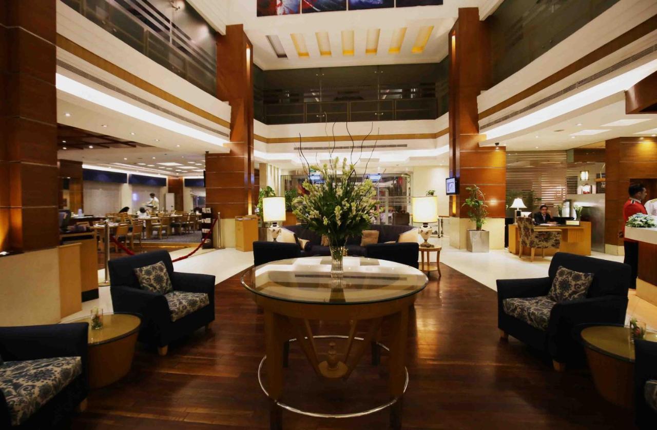 Park Lane Hotel لاهور المظهر الخارجي الصورة The lobby of the hotel