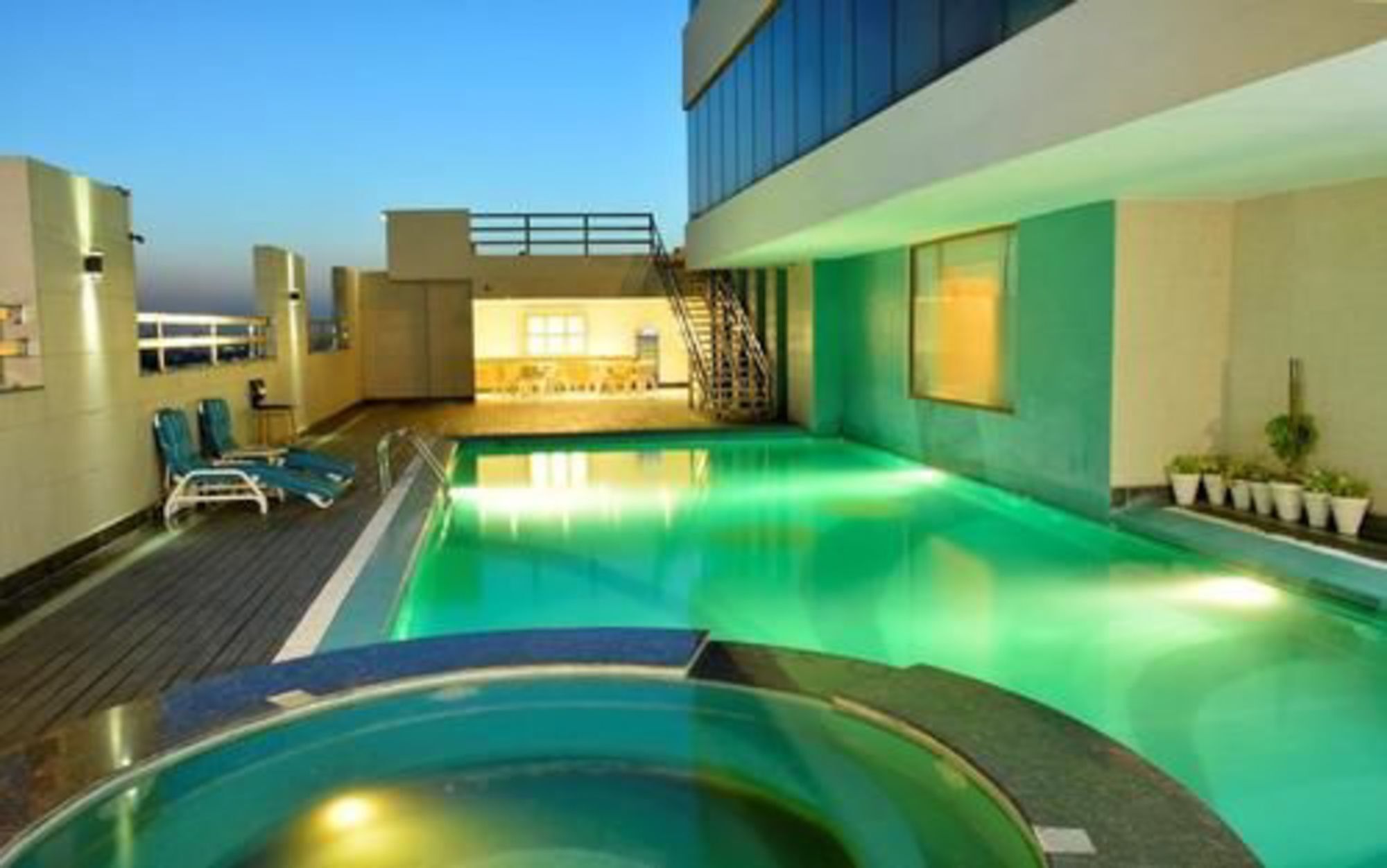 Park Lane Hotel لاهور المظهر الخارجي الصورة The swimming pool at the hotel