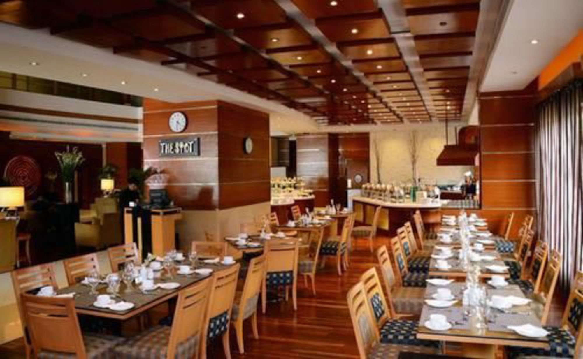 Park Lane Hotel لاهور المظهر الخارجي الصورة The interior of the restaurant
